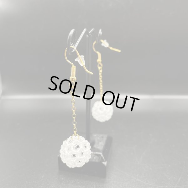 画像2: 水晶・2mm玉・バッキーボールピアス (2)