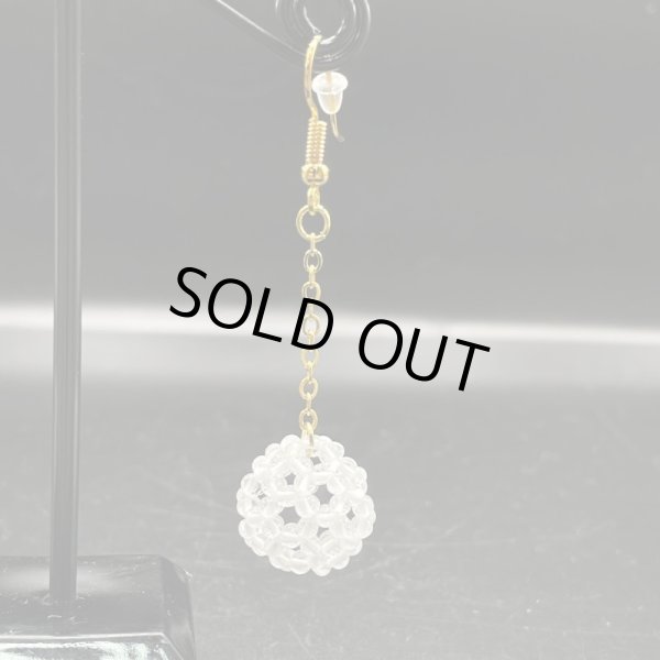 画像3: 水晶・2mm玉・バッキーボールピアス (3)